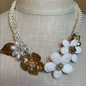 🔆Gold/white floral necklace w/rhinestone accents